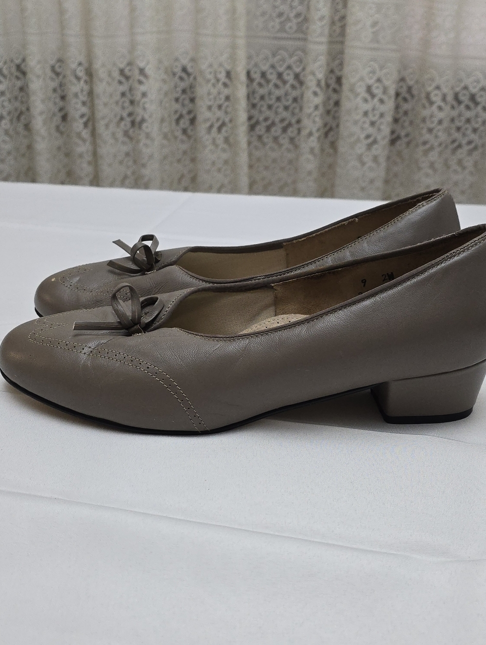 Vintage FootThrills Leather Low Pumps Taupe Grey Bow Wingtip Size 9 2W USA - Picture 2 of 16